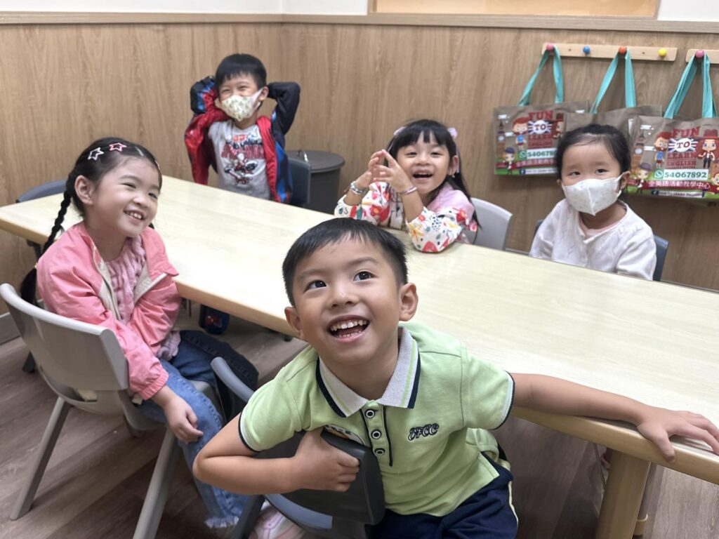 K1 students at Fun To Learn English 1 Happy learning class Hong Kong English Courses