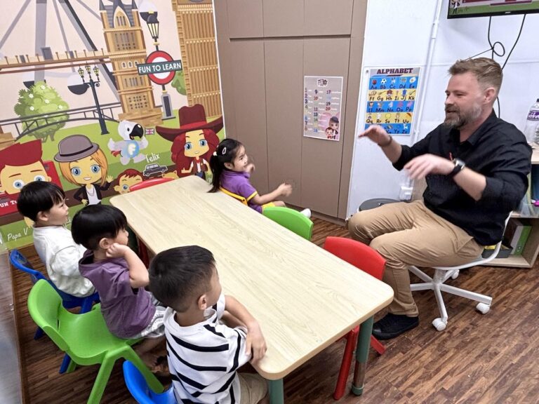 English FUNdation Course 4 Native English Teacher leading interactive English lesson with children at Fun To Learn English Learning Centre